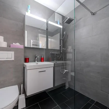 Viktoria A12 By Vacations, Renoviertes App Mit Bergblick Im Zentrum דירה ארוזה